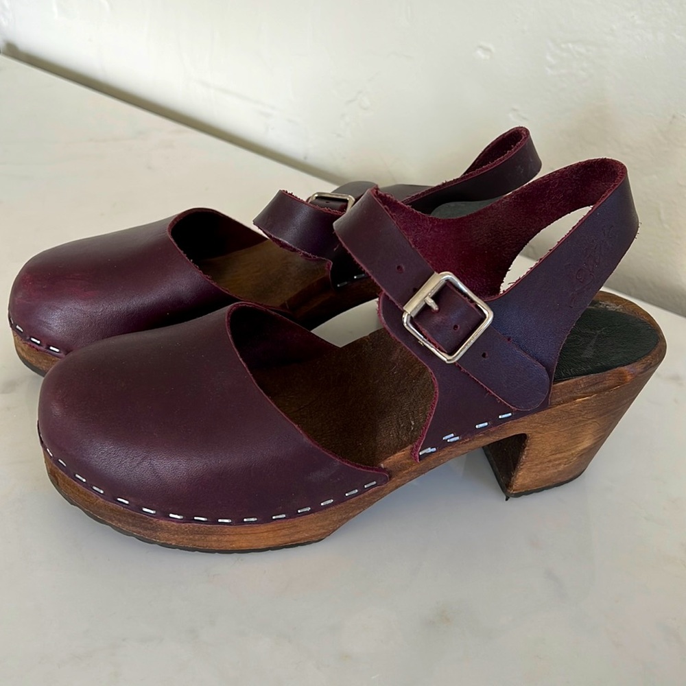 Lotta From Stockholm Swedish Clogs Highwood in Aubergine with Brown Sole